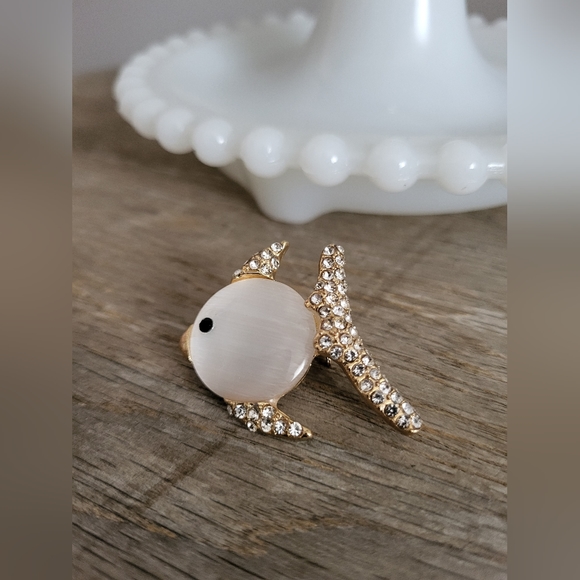 Jelly Belly Style Embellished Fish Brooch - Picture 7 of 7